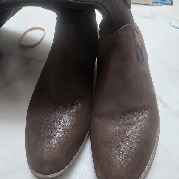 75b1a65f41429259dbbe34cf000a21  Brown and Black Knee-High Boots